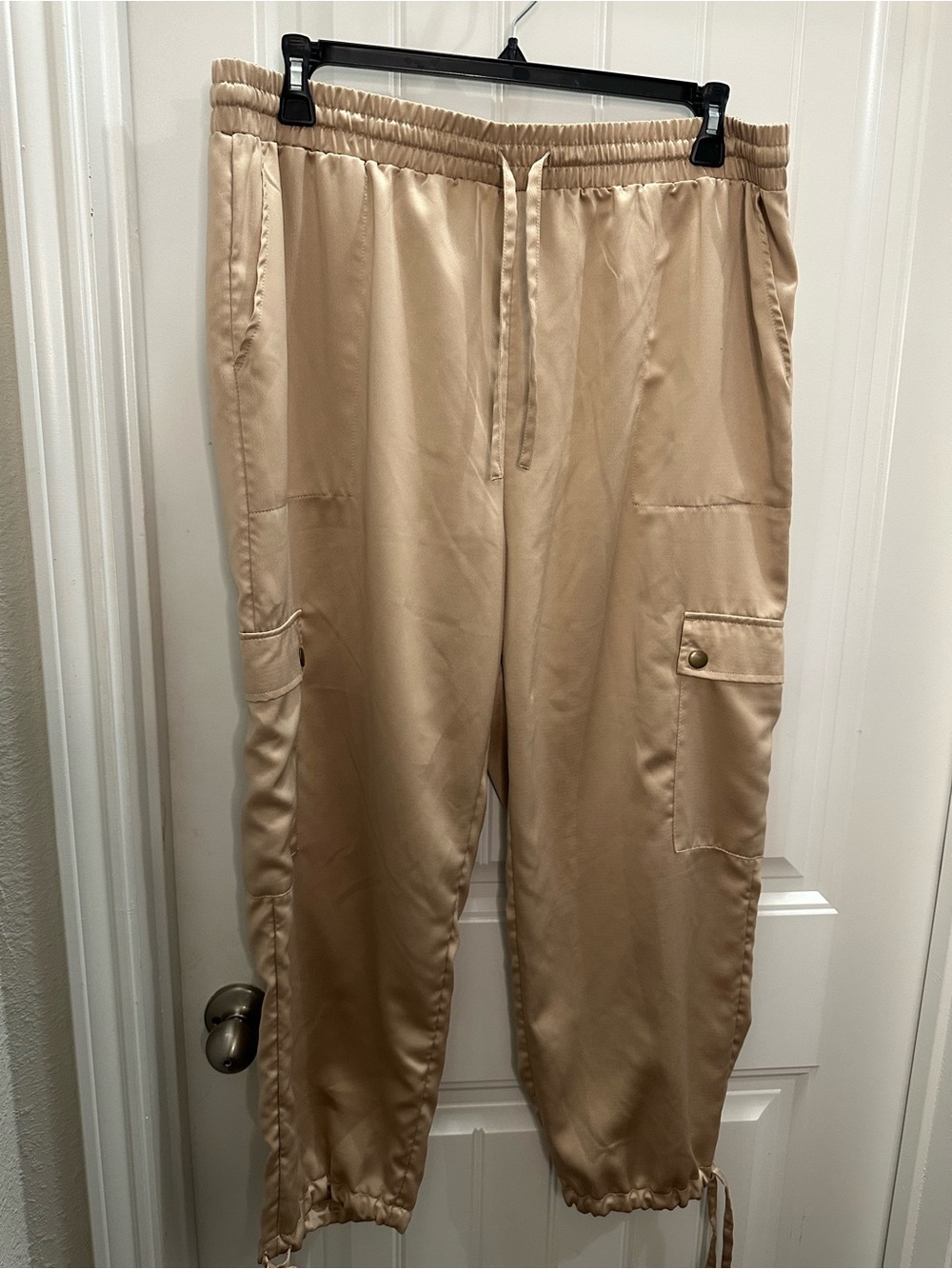 Women’s silken polyester gold cargo jogger pants size 2x